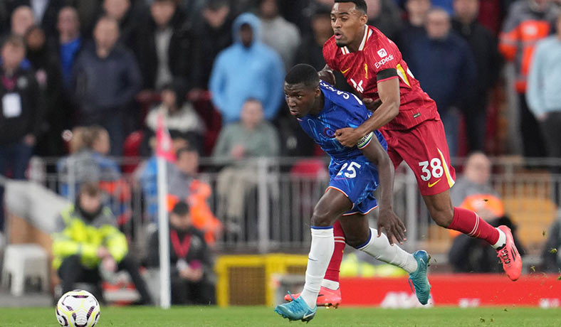 Moises Caicedo de Chelsea en partido contra el Liverpool