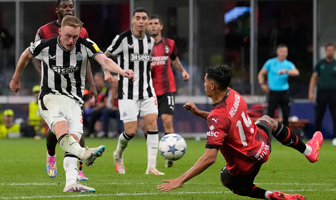 Sean Longstaff de Newcastle en partido contra el Milan