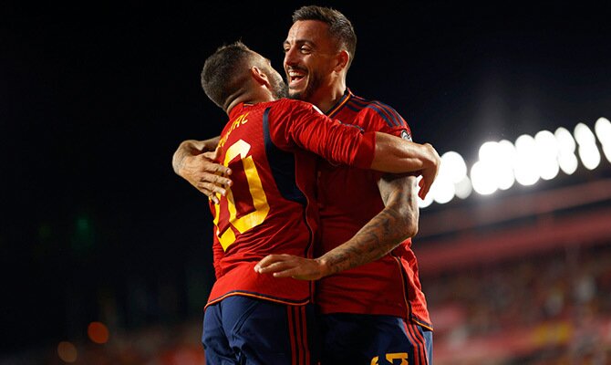 Joselu celebra con Dani Carvajal un gol de España contra Chipre