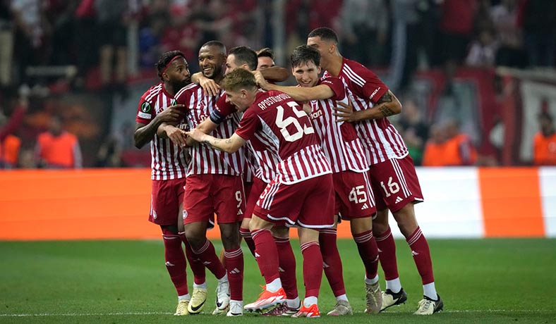 Jugadores de Olympiacos celebran un gol de Ayoub El Kaabi