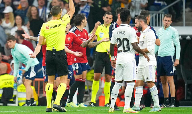 Jugadores de Real Madrid y Osasuna discuten en partido disputado en el Bernabéu