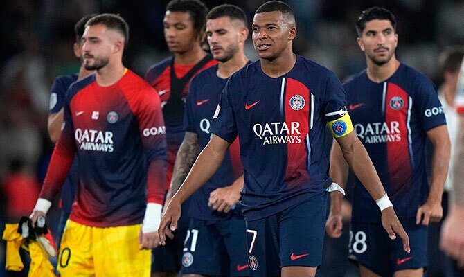 Kylian Mbappé y otros jugadores del PSG tras una derrota en Francia