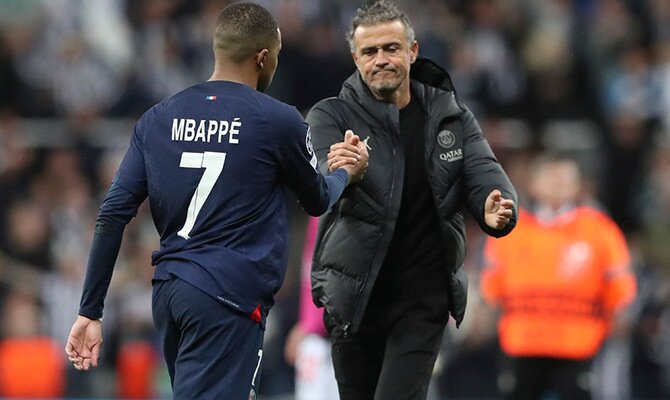 Mbappe saluda a Luis Enrique tras la derrota del PSG ante Newcastle