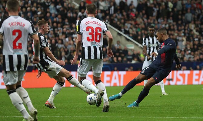 Kylian Mbappe del PSG intenta un remate en partido contra Newcastle