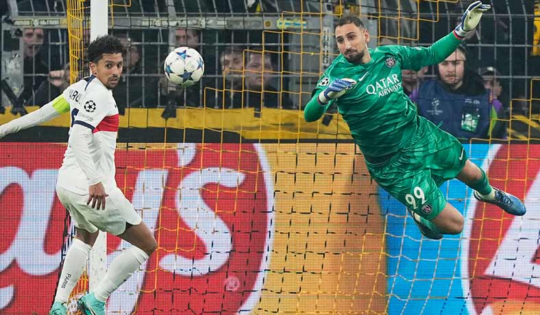 Gianluigi Donnarumma desepeja ante la mirada de Marquinhos del PSG