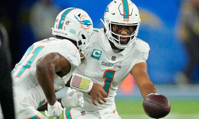 Tua Tagovailoa prepara al corredor en una jugada ofensiva de Miami Dolphins en 2022