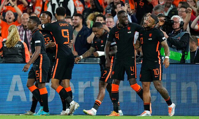 Memphis Depay festeja con sus compañeros un gol de Países Bajos ante Gales