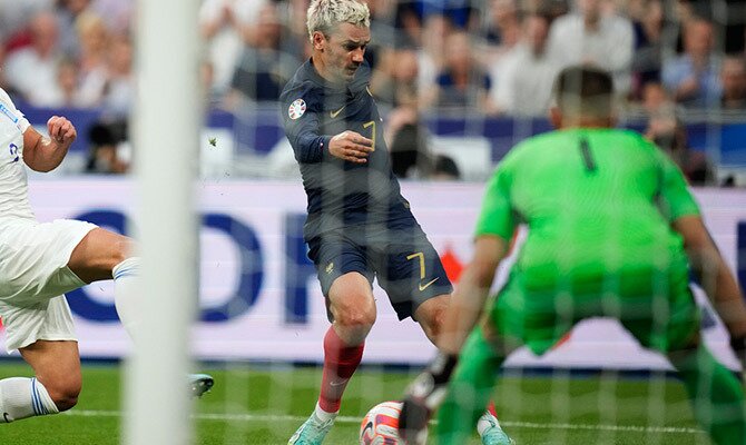 Antoine Griezmann en partido eliminatorio de Francia contra Grecia