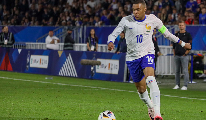 Mbappe conduce el balón en partido de Francia