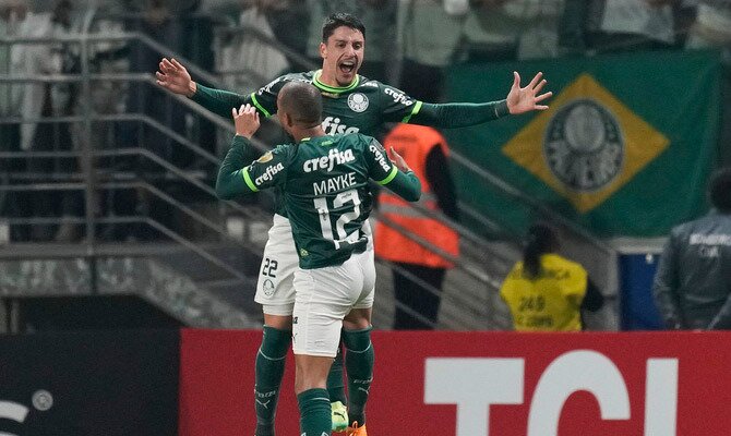 Joaquin Piquerez y mayke celebran una anotación de Palmeiras