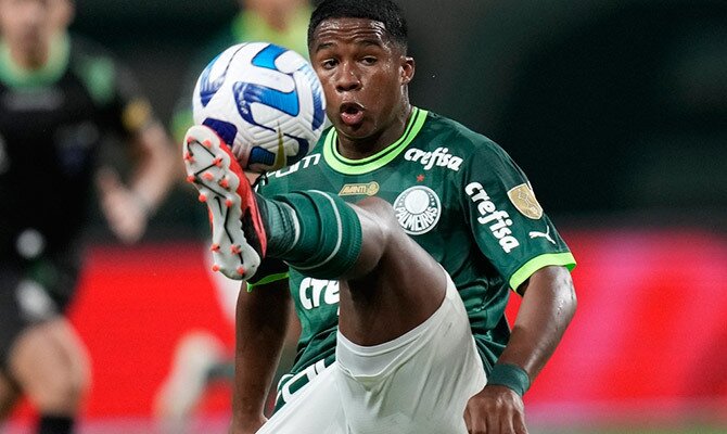 Endrick del Palmeiras controla el balon en partido de Libertadores