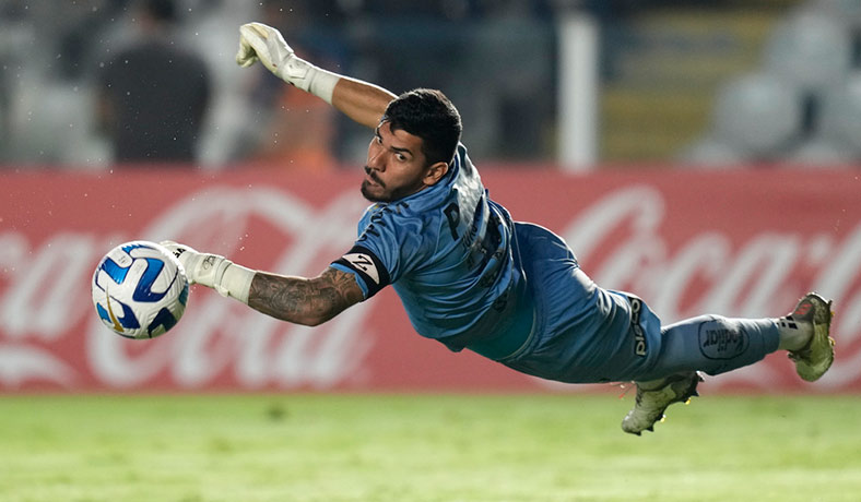 El arquero Joao Paulo en partido del Santos en Copa Sudamericana