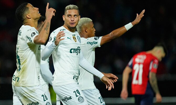 Murilo celebra una anotacion con otros jugadores del Palmeiras