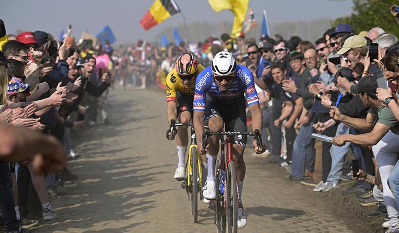 Mathieu Van Der Poel y Wout Van Aert en la Paris-Roubaix 2023