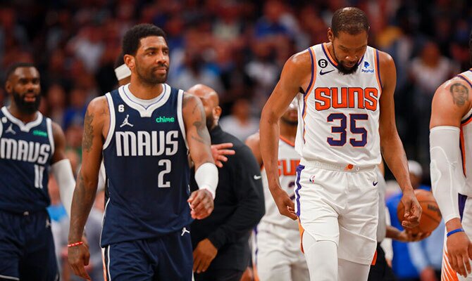 Kyrie Irving de Mavericks y Kevin Durant de Suns al término de un partido en la NBA