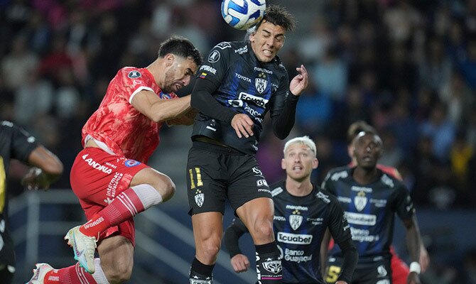 Michael Hoyos disputa un balon aereo en Independiente del Valle vs Argentinos Jrs