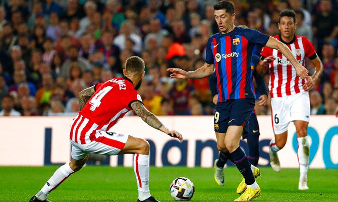 Robert Lewandowski del Barcelona trata de pasar la marca de jugadores del Athletic