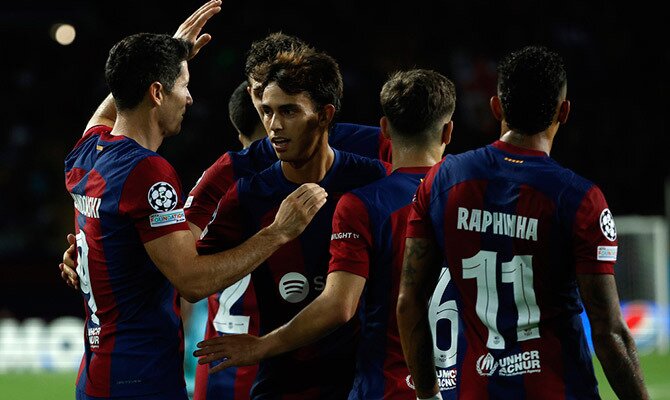 Joao Felix celebra un gol del Barcelona con Robert Lewandowski