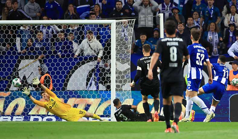 Pepe del Porto anota ante el Sporting en partido de Liga portuguesa