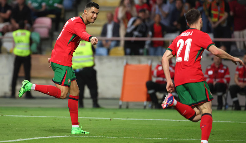 Cristiano Ronaldo y Diogo Jota festejan un gol de Portugal