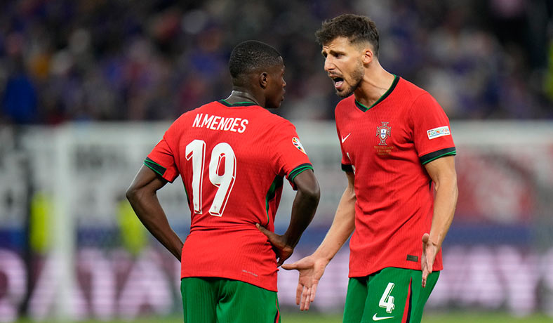 Ruben Dias y Nuno Mendes en partido de Portugal