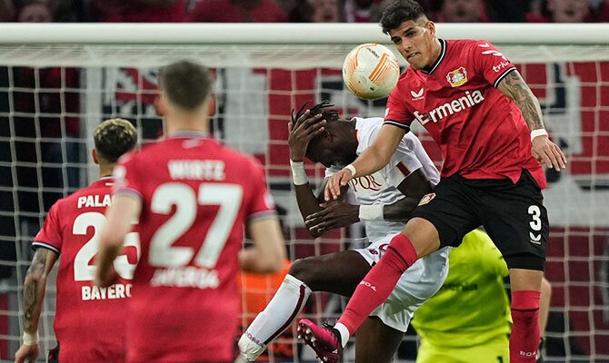 Piero Hincapie del Leverkusen en partido en el BayArena en 2023