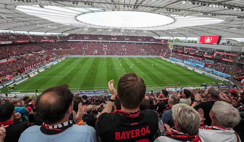 Panorámica del BayArena en partido Leverkusen vs Augsburg