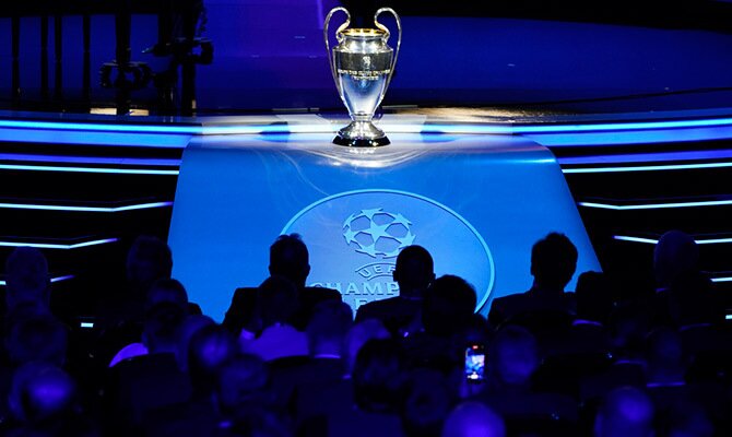 El trofeo de la Champions League en el sorteo de la fase de grupos