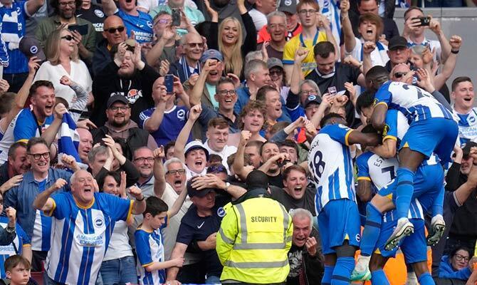 Pervis Estupiñán festeja tras anotar un gol para el Brighton & Hove