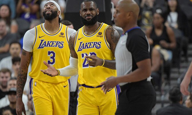 LeBron James y Anthony Davis de los Lakers en partido de pretemporada de NBA