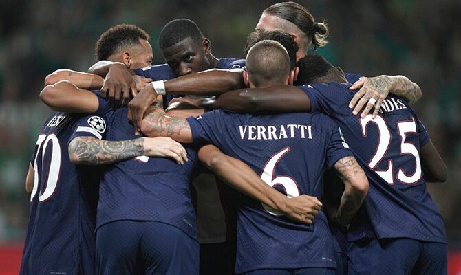 Jugadores del PSG abrazados antes de un partido de Champions