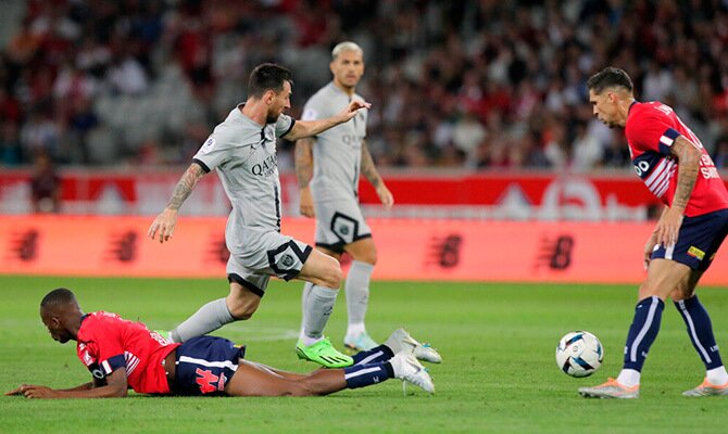 Lionel Messi del PSG ante la marca de jugadores del Lille en la Ligue 1