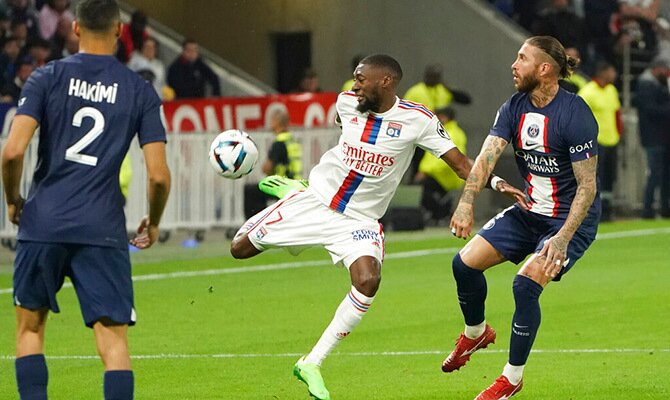 Sergio Ramos y Hakimi del PSG en partido contra el Lyon en Ligue 1