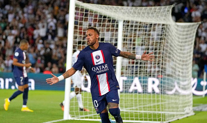 Neymar celebra una anotacion para el PSG en la Ligue 1 2022-2023