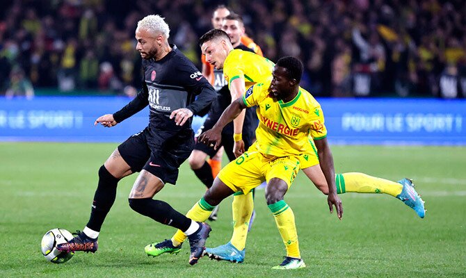 Neymar del PSG en partido contra el Nantes en Francia