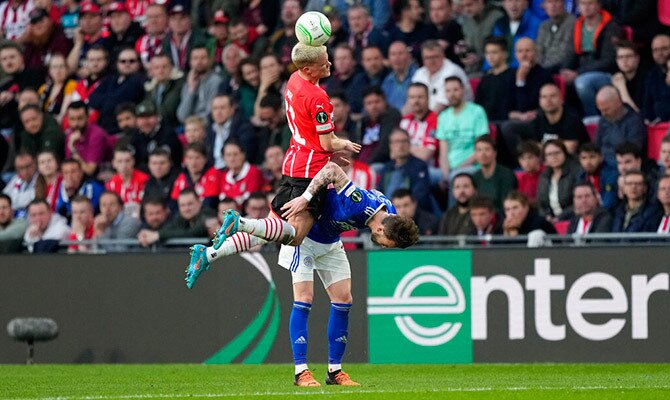 Philipp Max del PSV en partido por competiciones europeas