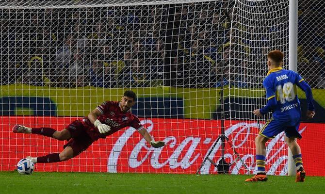 Valentín Barco de Boca Juniors anota en la tanda de penales contra Nacional