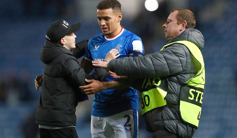 James Tavernier del Rangers saludado por un aficionado