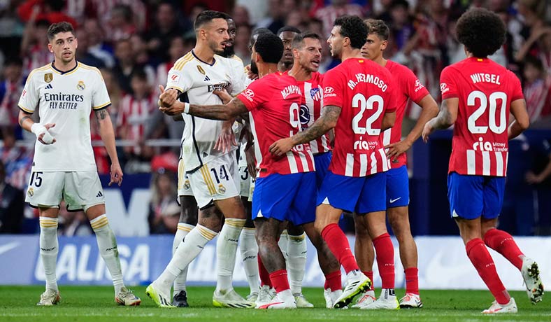 Jugadores de Real Madrid y Atletico discuten tras una falta