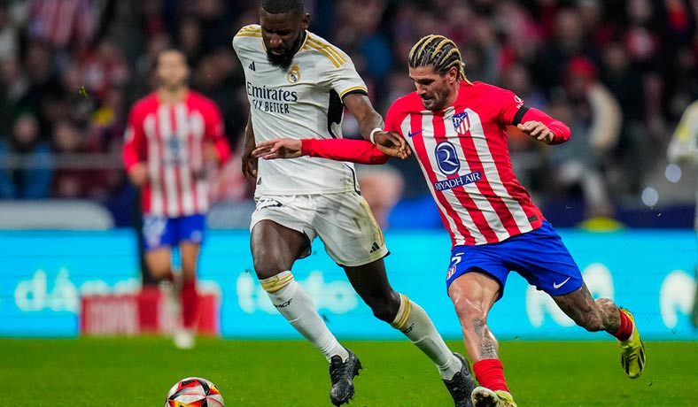 Antonio Rudige del Real Madrid lucha con Rodrigo De Paul del Atletico