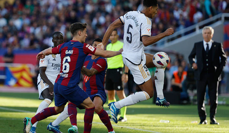 Jude Bellingham ante Gavi en el clasico entre Barcelona y Real Madrid