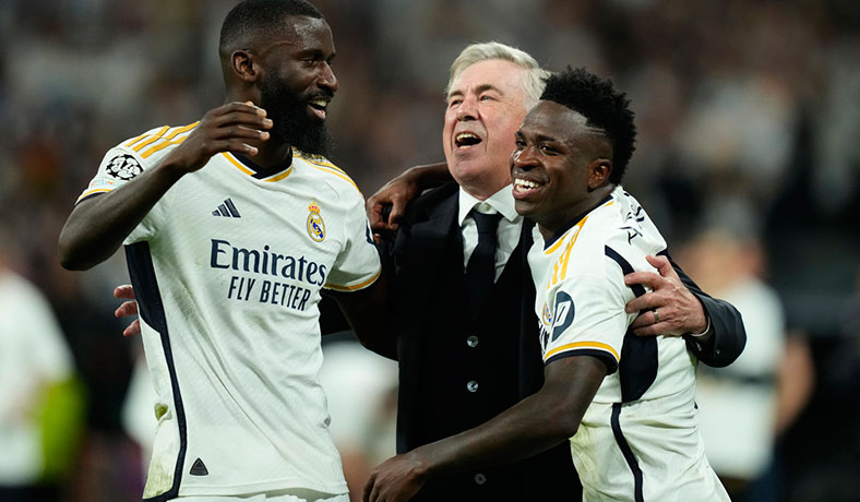 Carlo Ancelotti, festeja con Vinicius Junior y Antonio Rudiger