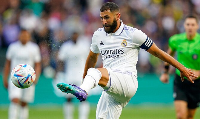 Karim Benzema en partido de pretemporada como capitan del Real Madrid