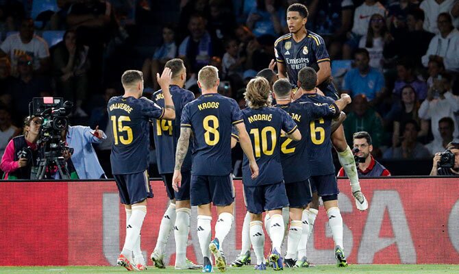 Jude Bellingham celebra un gol del Real Madrid con sus compañeros