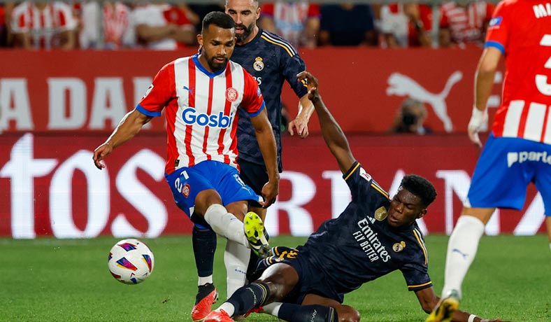 Yangel Herrera del Girona ante Aurelien Tchouameni de Real Madrid