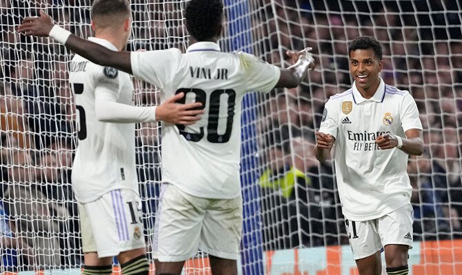 Valverde, Vini Jr y Rodrygo celebran un gol del Real Madrid ante el Chelsea