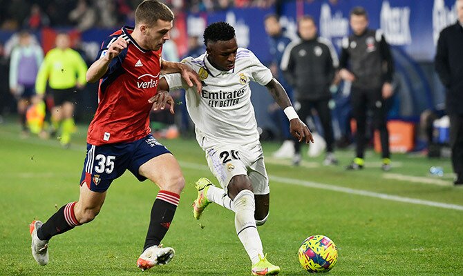 Vinicus Jr del Real Madrid protege el balon en juego contra el Osasuna