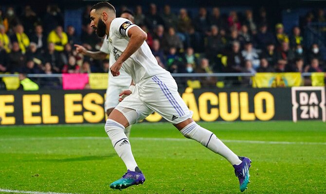 Karim Benzema festeja un gol del Real Madrid en La Liga 2022-2023