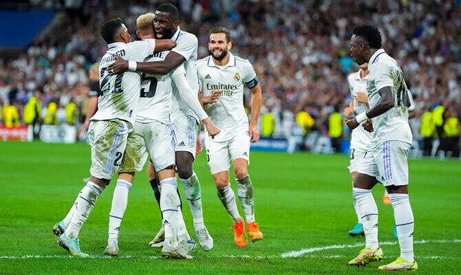 Futbolistas del Real Madrid festejan una anotacion por la Champions League