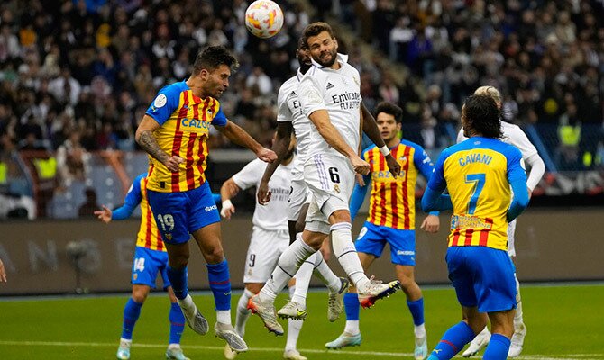 Nacho cabecea el balon en el ultimo partido entre Real Madrid y Valencia